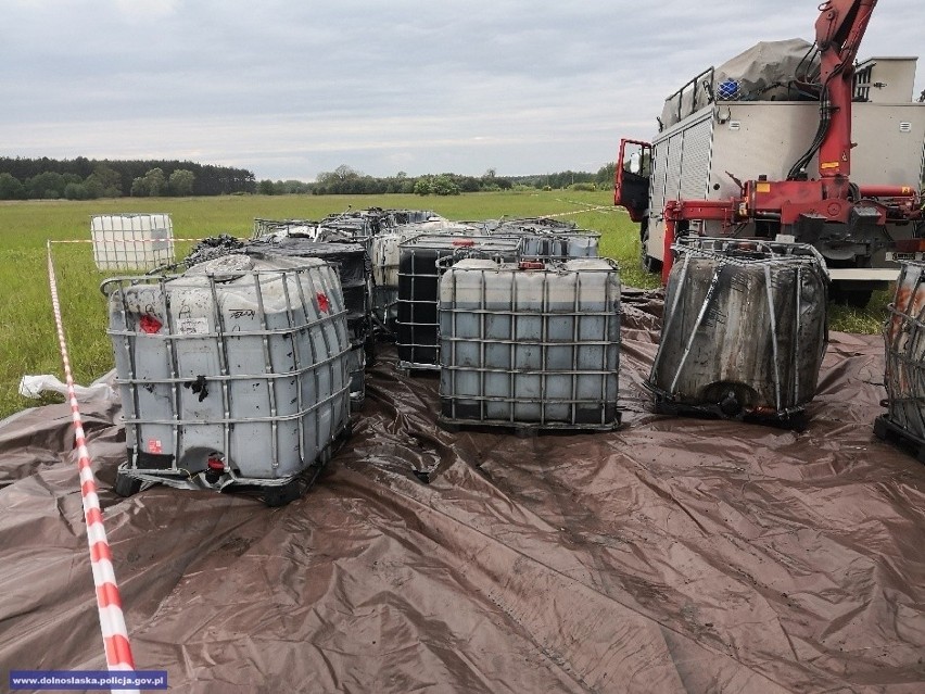 mężczyźni wywozili chemikalia na pola. część z nich wyciekła