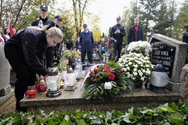 Akcję zainaugurowano o godzinie 11 na Cmentarzu Junikowskim przy grobie Stanisława Nowaka.