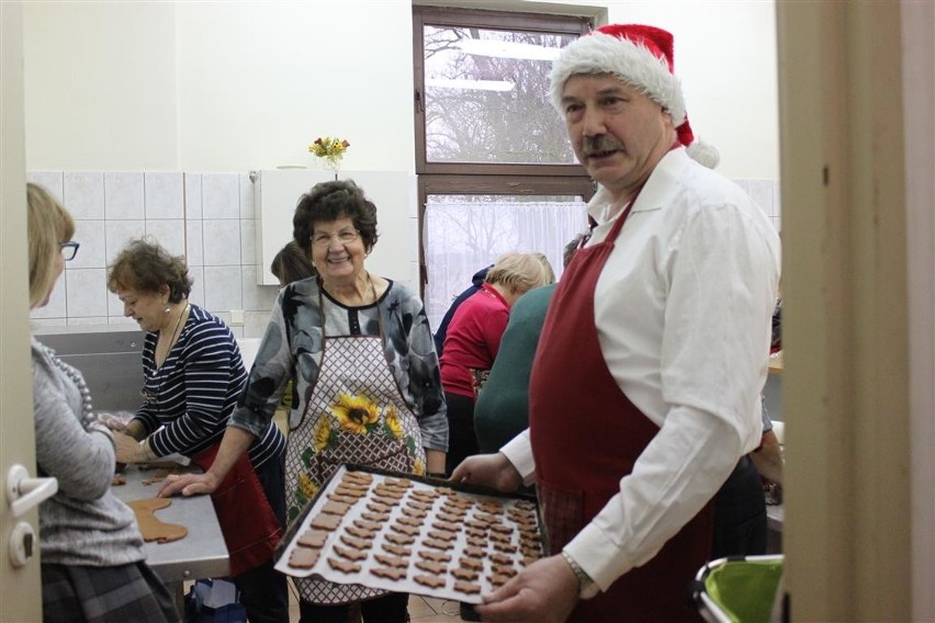 Pieczenie pierników w Chrząstowicach.