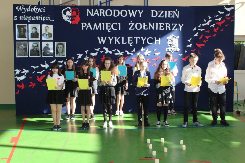 Narodowy Dzień Pamięci „Żołnierzy Wyklętych” w szkole w Miedzierzy. Akademia z ukraińskim akcentem pełna wzruszeń i zadumy [ZDJĘCIA]