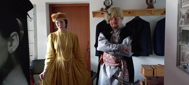 Anna Grzelec wraz z synem Karolem pokazali oraz opowiedzieli gościom o ubraniach noszonych przez szlachtę w Polsce. Więcej możecie zobaczyć na kolejnych zdjęciach.