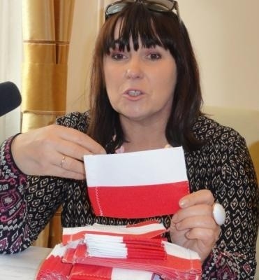 Maria Zawada - Bilik z Wydziału Marki Miasta UMT zachęca do udekorowania również samochodów specjalnymi flagami. Fot. Barbara Jaworska