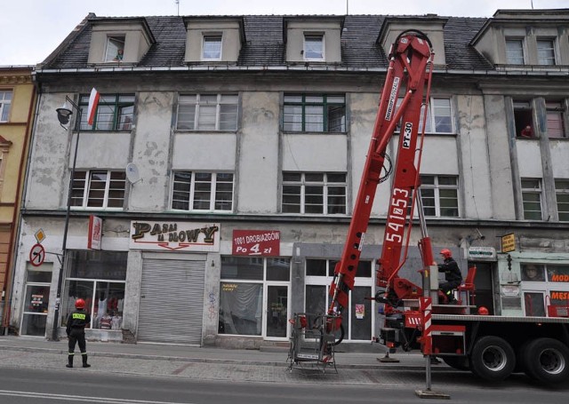 Strażacy zabezpieczają niebezpieczny rejon przy dawnej restauracji Gryf. 