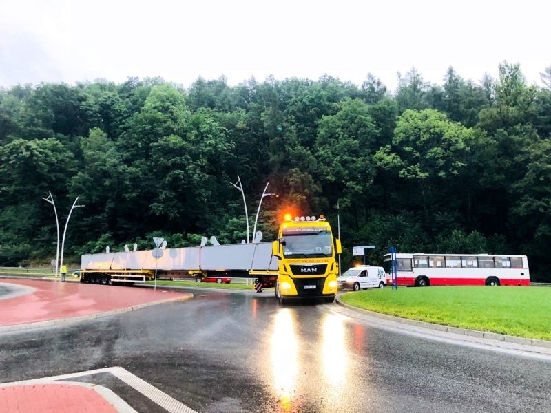 Nowy Sącz. Budowlańcy stawiają pierwsze stalowe elementy mostu heleńskiego [ZDJĘCIA]