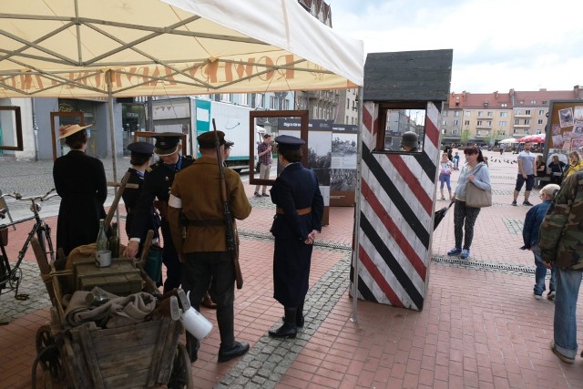 Na bytomskim rynku czekało kilka atrakcji  w ramach „Przygrywki do Tryptyku Powstańczego”, wydarzenia zorganizowanego w z okazji obchodów 100-lecia III Powstania Śląskiego.Zobacz kolejne zdjęcia. Przesuwaj zdjęcia w prawo - naciśnij strzałkę lub przycisk NASTĘPNE