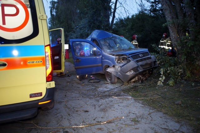 Wczoraj (26.07.2021 r.) około godz. 21 doszło do wypadku na ulicy Owocowej w Słupsku. Fiat doublo uderzył  w drzewo. Poważne obrażenia odnieśli kierowca oraz pasażer.