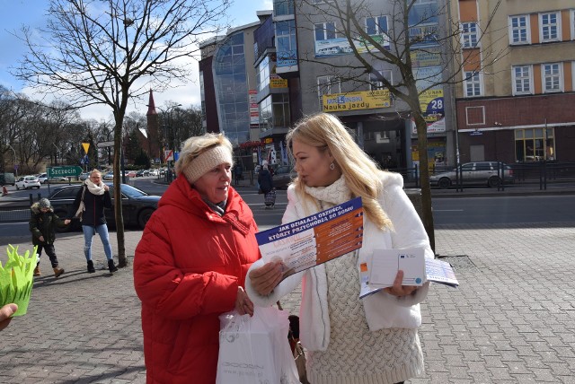 Edyta Domińczak, rzecznik konsumentów (z prawej) na kilka godzin wyszła w teren, by informować ich o czyhających na nich pułapkach.