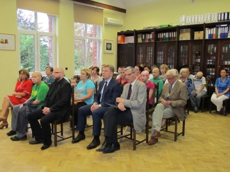 Wrocław: Arcybiskup Józef Kupny odwiedził dziecięcą klinikę przy Bujwida (ZDJĘCIA)