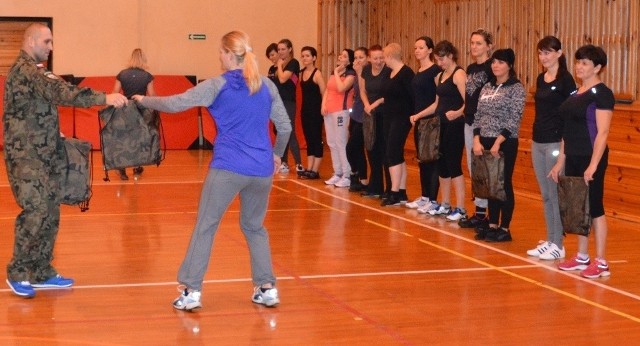 W inauguracyjnym szkoleniu, które odbyło się w 42 Bazie Lotnictwa Szkolnego na Sadkowie, uczestniczyło 30 kobiet. Dla wielu z nich był to pierwszy kontakt z różnymi sztukami walki wręcz.