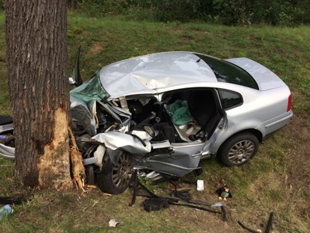 Do bardzo groźnego wypadku doszło w czwartek, 24 sierpnia, na drodze krajowej nr 29 między Słubicami a Cybinką. Volkswagen passat omijając element, który wyleciał z naczepy ciężarówki, wypadł z drogi i roztrzaskał się o drzewo. Pięć osób zostało rannych, w tym trzy ciężko. Podejrzewany o spowodowanie wypadku został zatrzymany w Zielonej Górze, niemal 100 km od miejsca wypadku.Volkswagen jechał drogą koło terminala koło Słubic. W pewnym momencie samochód, w którym podróżowało pięć osób, wypadł z drogi. Volkswagen z dużą siłą roztrzaskał się o drzewo. Na miejscu natychmiast ruszyła akcja ratunkowe. Dojechały wozy straży pożarnej, karetki pogotowia i słubicka policja. Przyleciał również śmigłowiec lotniczego pogotowia ratunkowego.Sytuacja na miejscu wypadku była tragiczna. Kilka rannych osób pozostawało zakleszczonych w kompletnie rozbitym aucie. Strażacy musieli użyć sprzętu hydraulicznego, żeby uwolnić ofiary wypadku z wraku auta. Do szpitali zostało przewiezionych pięć osób. Trzy są ciężko ranne. Dwie osoby do szpitala odleciały śmigłowcem.Co się stało? Ze wstępnych ustaleń policji wynika, że obok passata jechała ciężarówka. W pewnym momencie z naczepy ciężarówki na drogę wypadł ciężki metalowy element. Kierujący volkswagenem najprawdopodobniej chciał uniknąć zderzenia z przedmiotem, który wypadł z naczepy tira. Wtedy stracił panowanie nad kierownicą i wypadł z drogi rozbijając się o drzewo.Kierowca ciężarówki odjechał z miejsca zdarzenia. Nie zatrzymał się. Nie sprawdził co się stało. Wypadnięcie elementu z ciężarówki potwierdzają świadkowie. Słubicka policja rozesłała komunikaty do okolicznych jednostek o poszukiwaniu ciężarówki na niemieckich numerach rejestracyjnych, której kierowca może być sprawcą bardzo poważnego wypadku.Około godz. 14:00 patrol zielonogórskiej prewencji dostrzegł poszukiwaną ciężarówkę. Jechała trasą Północną w kierunku trasy S3. Ciężarówka została zatrzymana na wysokości Makro, czyli około 100 km od miejsca wypadku. Na miejsce dojechał patrol zielonogórskiej drogówki. W naczepie ciężarówki był przewożony złom. Ładunek nie był zabezpieczony zgodnie z wymogami bezpieczeństwa.Kierowca  ciężarówki mówi, że nic nie wie o żadnym wypadku. Mówi, że nie widział też, żeby cokolwiek spadło mu z naczepy. - Będziemy wyjaśniać wszystkie okoliczności związane z wypadkiem – mówi st. sierż. Katarzyna Kasik ze słubickiej policji. Zielonogórska policja zabezpieczyła ciężarówkę. Policja będzie też wyjaśniała sprawę wypadnięcia metalowego elementu z naczepy tira.Przeczytaj też:  Śmiertelny wypadek pod Cybinką. Zginęła jedna osoba, trzy są ranne