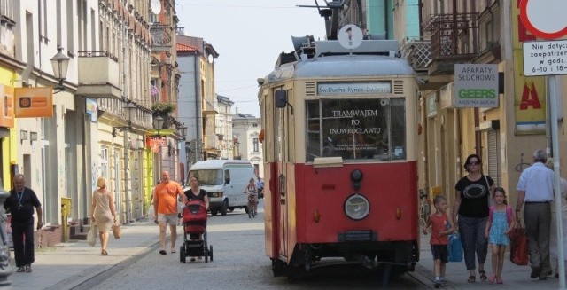 Zabytkowy wagonik tramwajowy przy ul. św. Ducha w Inowrocławiu