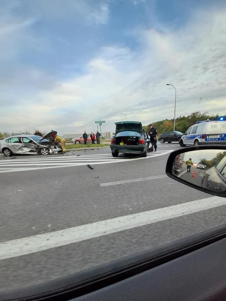 Białystok. Wypadek na ul. Mickiewicza. Audi zderzyło się ze skodą. Jedna osoba trafiła do szpitala [ZDJĘCIA]