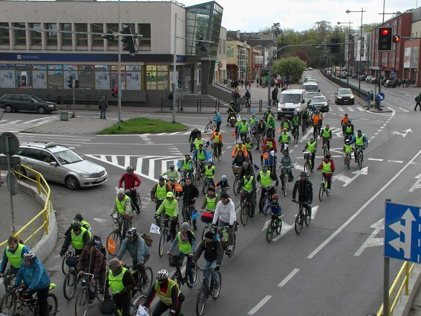 Rowerzyści przejechali ulicą Wyszyńskiego w centrum...