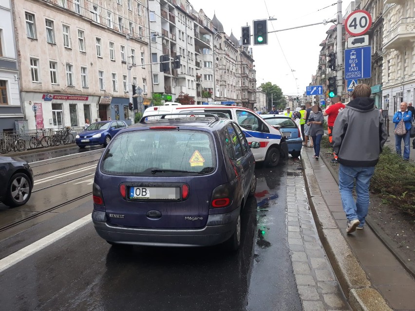 Wypadek karetki i dwóch samochodów na Traugutta (ZDJĘCIA)