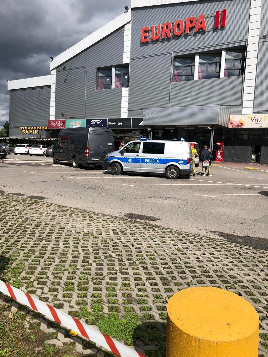 Nowy Sącz. Podejrzana przesyłka przy CH Europa. Czy to materiały wybuchowe? Na miejscu pirotechnicy z Krakowa. Zobacz zdjęcia