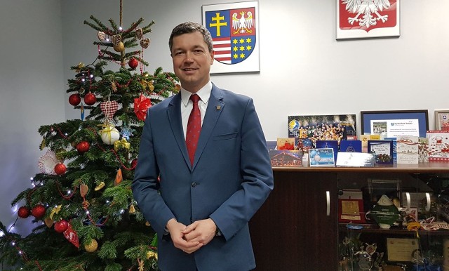 Wójt gminy Sitkówka-Nowiny Sebastian Nowaczkiewicz zaprasza na kiermasz bożonarodzeniowy.
