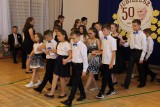 Jubileusz 50-lecia Szkoły Podstawowej imienia Jana Pawła II w Mściowie, w gminie Dwikozy. Były podziękowania dla nauczycieli  