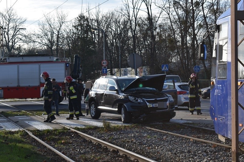 Wypadek na Ślężnej. Samochody zablokowały torowisko 