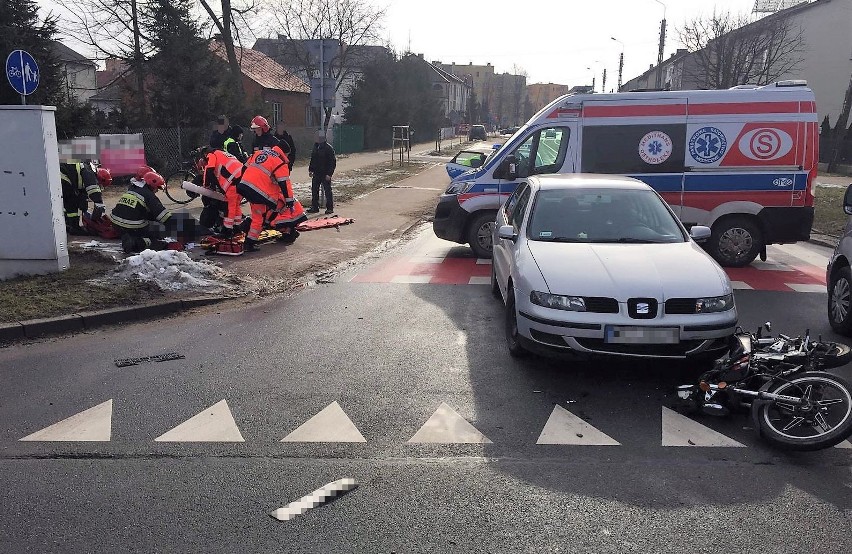 Przasnysz. Zderzenie na skrzyżowaniu. Ranny motorowerzysta [ZDJĘCIA]