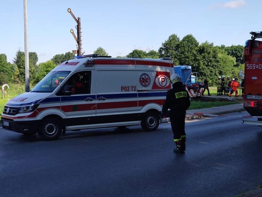 Śmiertelny wypadek w Pleszewie na przejeździe kolejowym. Nie żyje 1 osoba, dwie są ranne