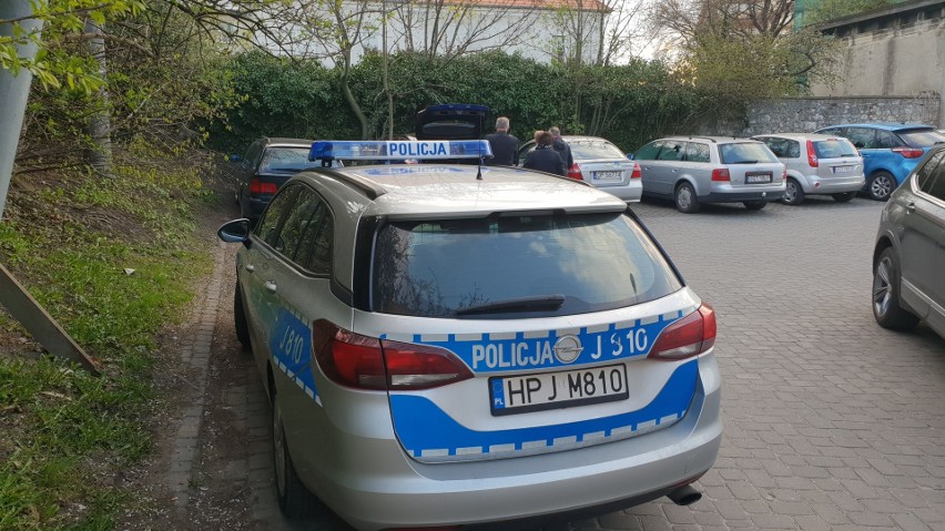 Auta są uszkodzone. Policja poszukuje sprawcy.