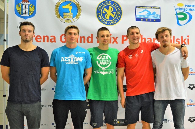 Wojciech Wojdak (pierwszy z lewej) wygrał Grand Prix Polski na krótkim basenie w Oświęcimiu. Obok inni zawodnicy najlepszej "ósemki" klasyfikacji open.