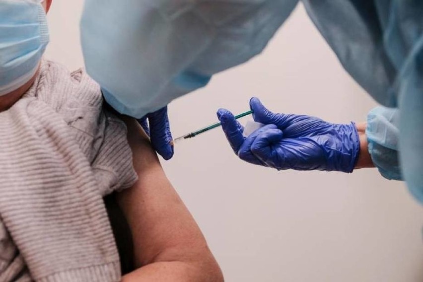 Jeden z punktów szczepień masowych w Nowym Sączu odwołuje...