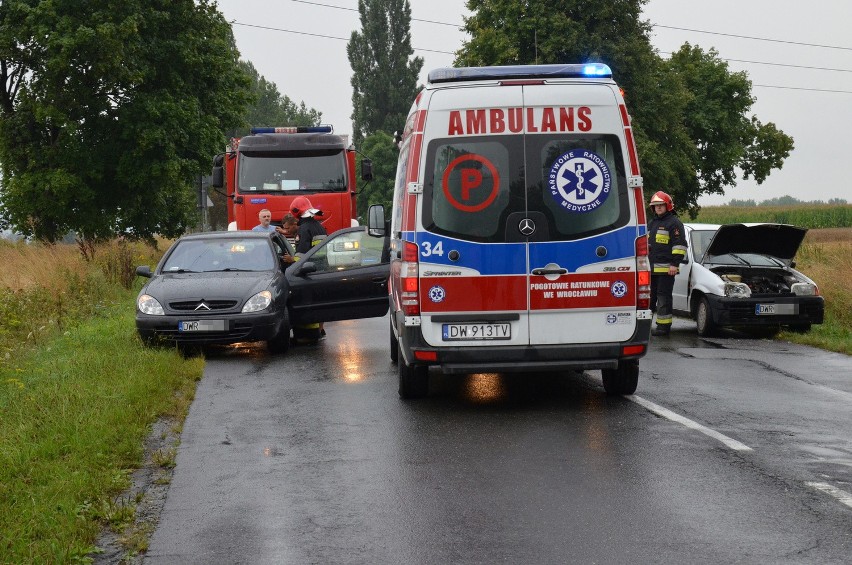 Zderzenie dwóch aut pod Sobótką. Tuż obok wypadku pociągu i ciężarówki (ZDJĘCIA)