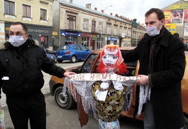 W Jaśle wypedzano zarazeKilkuosobowa grupa mlodziezy w niedzielne popoludnie zorganizowala happening pod haslem &#8222;Wygonic zaraze z miasta&#8221;. Marzanna najpierw zostala spalona, nastepnie kukle pochlonely wezbrane fale rzeki Jasiolki.