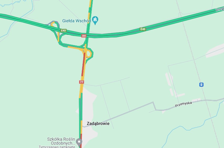 Poważny wypadek na drodze krajowej nr 77 w Zadąbrowiu. Autokar najechał na tira [ZDJĘCIA]