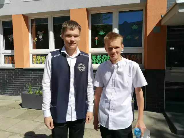 W radosnych nastrojach po egzaminie ósmoklasisty byli Maksym i Oskar