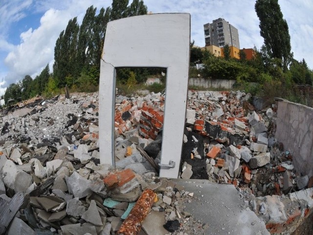 Ruiny po Hali Ludowej to istne pobojowisko