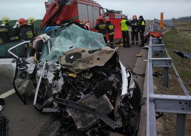 Do groźnego wypadku na autostradzie A2 doszłow  piątek (22 marca) na nitce drogi prowadzącej w kierunku Warszawy. Ze wstępnych informacji wynika, że ciężarówka zderzyła się z samochodem osobowym. Kierowca "osobówki" zginął na miejscu. Zablokowana jest nitka drogi prowadząca w kierunku Warszawy.