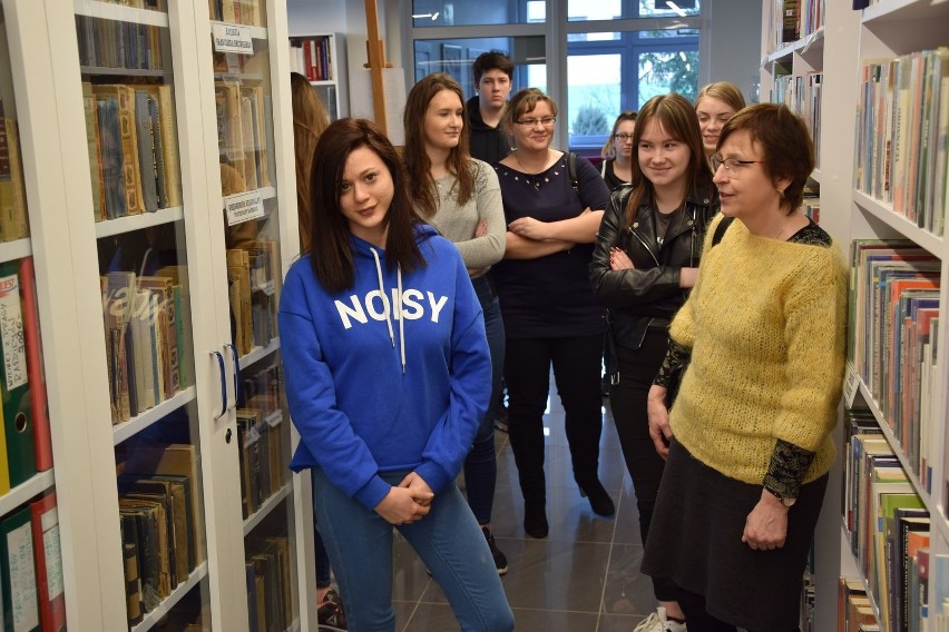 W radziejowskiej bibliotece była lekcja historii - ale bez tablicy, kredy i szkolnych  ławek