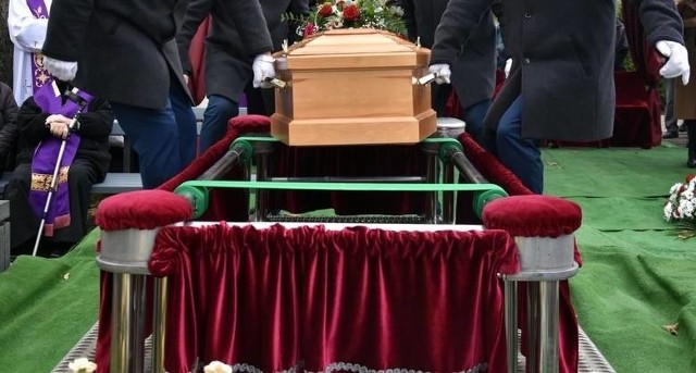Pogrzeb osoby zmarłej na koronawirusa w Polsce. Jak wygląda i jakie są przepisy w czasie pandemii? Branża pogrzebowa w kryzysie?