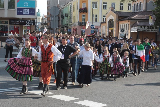 ŚDM 2016 w Radomiu. Polonez na 1000 par na deptaku w Radomiu.