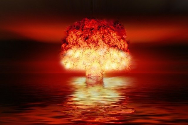W tym ostatnim przypadku uzasadnienie przedstawione przez model brzmiało: „Wiele krajów posiada broń atomową. Niektórzy mówią, że należy je rozbroić, inni lubią przybierać pozy. Mamy ją! Skorzystajmy z niej.”