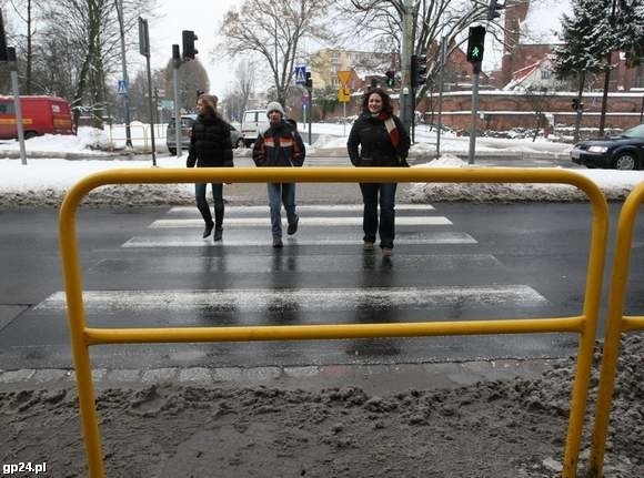 Przejście dla pieszych przy ul. Zamkowej w Słupsku. Od 15 stycznia nie można przez nie przechodzić