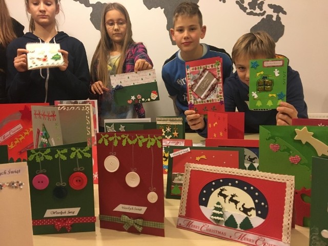 Kartki świąteczne wykonane przez dzieci i ich rodziców podczas warsztatów zorganizowanych przez Małgorzatę Kamińską