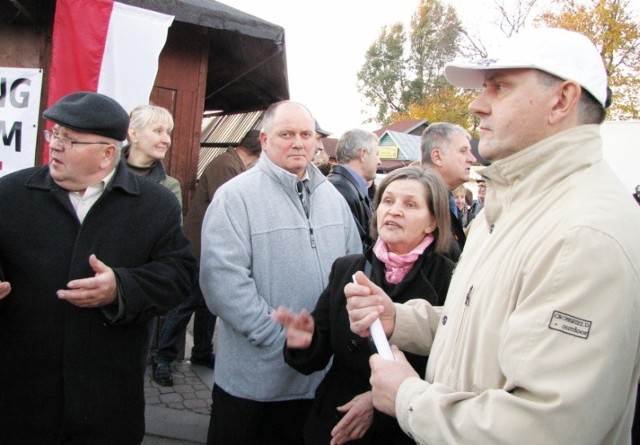 &#8211; Na bazarze pracujemy od kilkudziesięciu lat &#8211; mówi Krzysztof Jasiński (z prawej). &#8211; Jeśli plac zostanie zamknięty, pozostaniemy bez środków do życia.