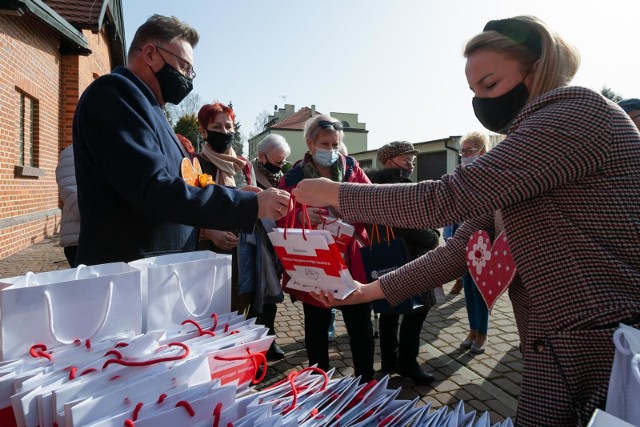 "Zestawy bezpiecznego seniora" wręczono słuchaczom Kazimierzowskiego Uniwersytetu Trzeciego Wieku podczas spotkania w Muzeum Wodociągów.