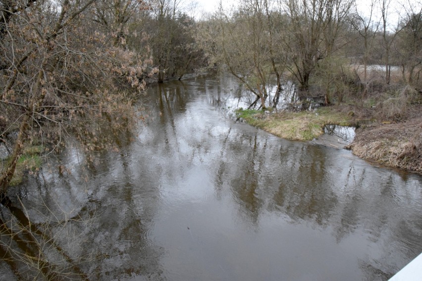 Stany ostrzegawcze na dwóch rzekach w powiecie kieleckim i Kielcach. Będą podtopienia?