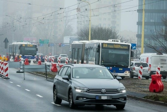 Samochody i autobusy mają w marcu zniknąć z torowiska, na które powrócą tramwaje.