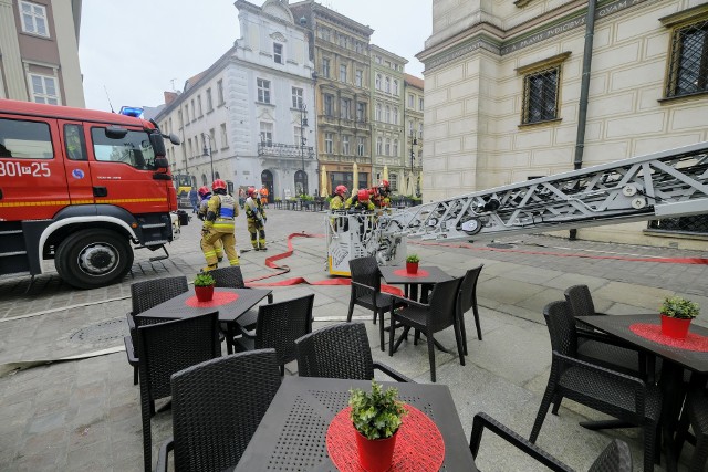 Na Starym Rynku strażacy ewakuowali pracowników muzeów - na szczęście nie doszło wcześniej do wybuchu pożaru, lecz odbywały się ćwiczenia