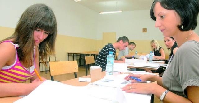 Od wczoraj przyszli studenci UKW mogą składać dokumenty. Na zdjęciu (od lewej): Martyna Pastwa z Tucholi, została przyjęta na pedagogikę (kierunek edukacja obronna i nauczanie historii)