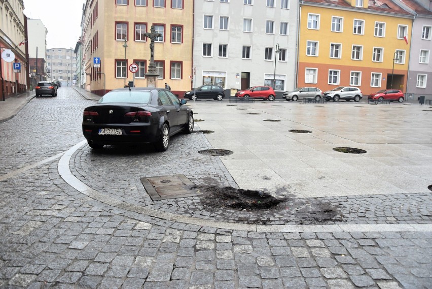 Mistrzowie parkowania zostawiają swoje auta w...