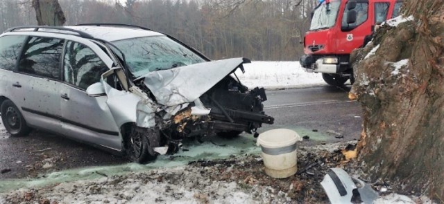 Wypadek w gminie Sławno. Pijany kierowca volkswagenem uderzył w drzewo.