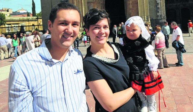 Młode małżeństwo z Oviedo z córeczką  ubraną  w  regionalny strój asturyjski. Asturia to region w Hiszpanii