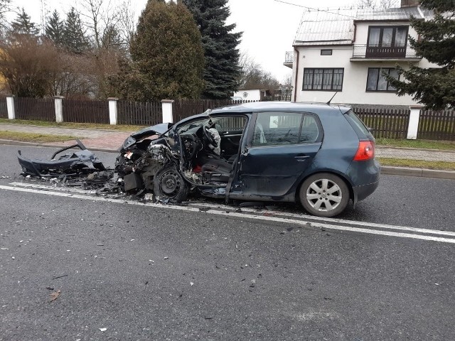 Do czołowego zderzenie dwóch samochodów doszło we wtorkowe przedpołudnie w miejscowości Opatowiec w powiecie kazimierskim