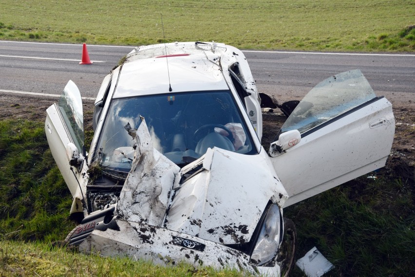 Wypadek na drodze krajowej nr 20. Toyota w rowie [ZDJĘCIA